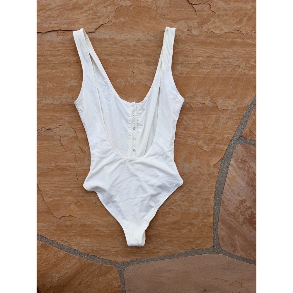 Tularosa Cream Ribbed Button Up Front Bodysuit Small Off White Sleeveless - Picture 2 of 3